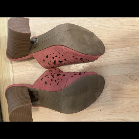 Size 6.5 American Eagle Dusty Rose Laser-cut Clogs - Picture 3 of 15